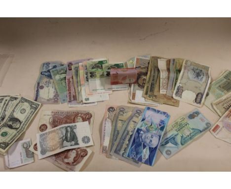 A QUANTITY OF VINTAGE WORLD BANK NOTES TO INCLUDE AMERICAN EXAMPLES 