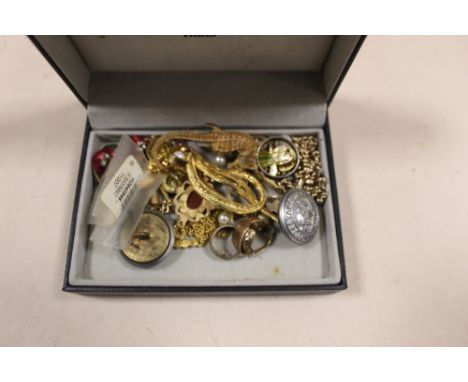 A BOX OF COLLECTABLES AND JEWELLERY TO INCLUDE A 9CT GOLD SIGNET RING A/F, SILVER RING, ETC. 