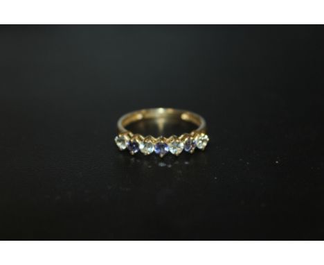 A 9 CARAT GOLD SEVEN STONE TANZANITE AND CLEAR STONE RING, RING SIZE 01/2 - APPROX WEIGHT 1.7G