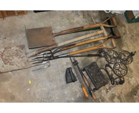 A SMALL QUANTITY OF METALWARE AND GARDEN TOOLS