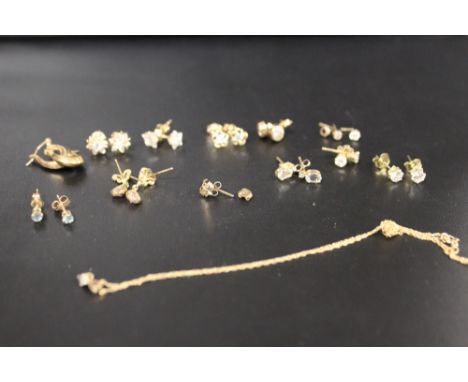 A BAG OF 9 CARAT GOLD GEM SET EARRINGS TOGETHER WITH A SMALL 9 CARAT GOLD GEM SET PENDANT ON CHAIN - APPROX COMBINED WEIGHT 8