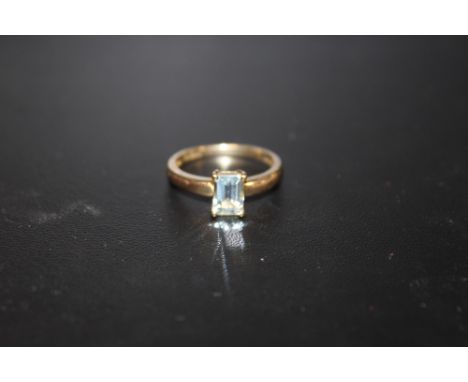 A 9 CARAT GOLD DRESS RING SET WITH BLUE TOPAZ, RING SIZE P - APPROX COMBINED WEIGHT 2.4G