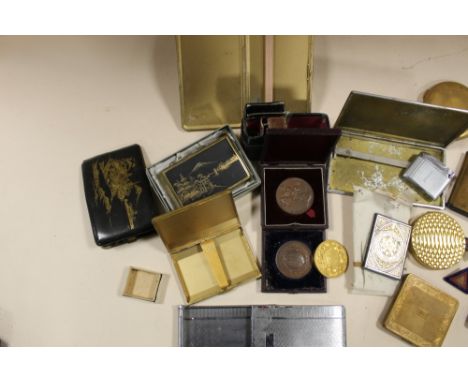 A TUB OF COLLECTABLES TO INCLUDE VINTAGE ENAMEL BADGES FOR THE NATIONAL SAFETY FIRST ASSOCIATION, CASED 1885 INTERNATIONAL IN
