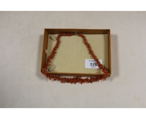 A VINTAGE CORAL NECKLACE ON 9CT GOLD CLASP 