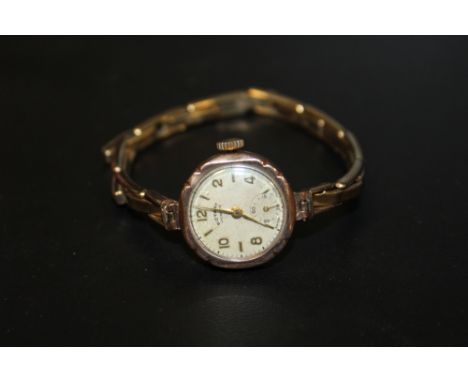 A 9 CARAT GOLD CASED VINTAGE LADIES ROTARY WRIST WATCH ON EXPANDING STRAP