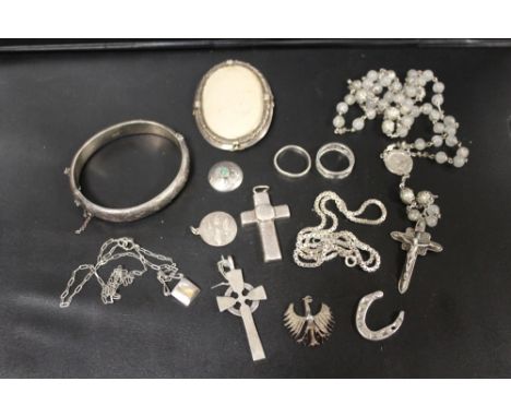 A COLLECTION OF SILVER AND WHITE METAL JEWELLERY, TO INCLUDE A BANGLE, ROSARY BEADS, BROOCH ETC 