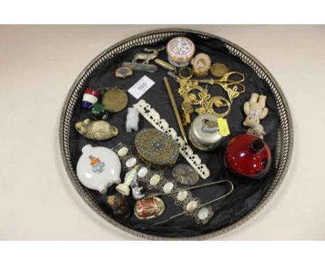 A SILVER PLATED GALLERY TRAY OF COLLECTABLES TO INCLUDE A CARVED LIGHT JADE STYLE ELEPHANT PENDANT, DOULTON FLAMBE VASE ETC