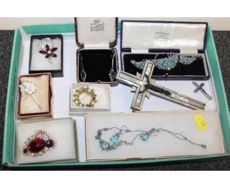 A SMALL TRAY OF BOXED COSTUME JEWELLERY TO INCLUDE BROOCHES AND EARRINGS ETC TOGETHER WITH A MOTHER OF PEARL CRUCIFIX ETC