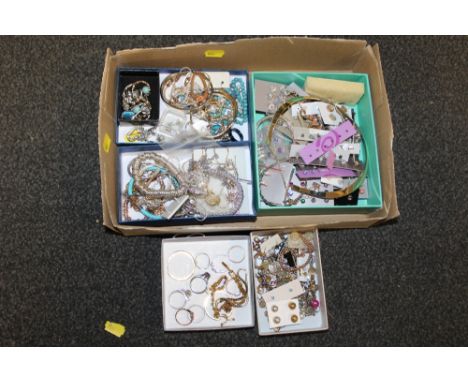 A BOX OF ASSORTED COSTUME JEWELLERY TO INCLUDE DRESS RINGS, BRACELETS ETC