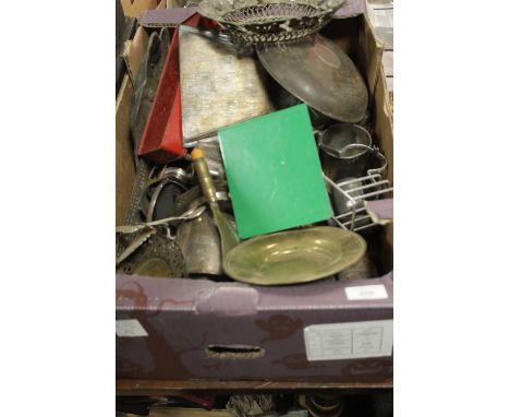 A TRAY OF ASSORTED VINTAGE METALWARE TO INCLUDE PEWTER TANKARDS, SILVER PLATED TEAPOT ETC