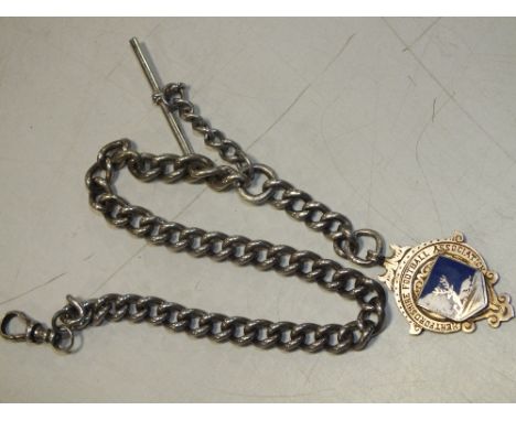 A SILVER ALBERT POCKET WATCH CHAIN WITH ENAMEL FOB