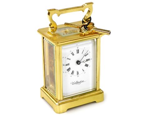 A 20thC brass cased carriage clock, the white enamel dial bearing Roman numerals for Wellington, key wind single barrel movem