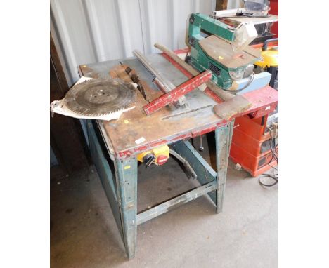 A work bench mounted with a Ferm Ffz-400n scroll saw, and a saw blade, axe, etc., the bench 82cm high, 96cm wide, 80cm deep.&