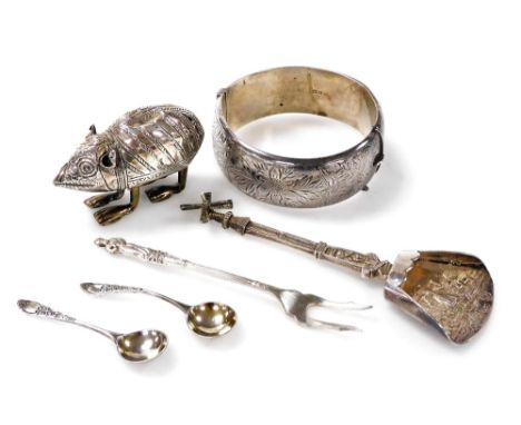 A group of small silver, to include an Elizabeth II silver bangle, bright cut decorated with flowers and leaves, Birmingham 1