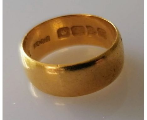 A 22ct yellow gold wedding band, size K 1/2, 7mm, hallmarked, 5.82g