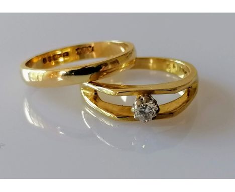 A mid-century solitaire diamond ring on a yellow gold split shank, diamond 0.10 carats, size L, and a yellow gold wedding ban