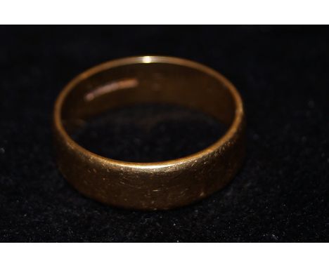 18 ct Gold gents wedding band Size Y Weight 9g