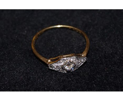 18 carat gold and platinum ring set with diamonds, size Q, 1.8 grams