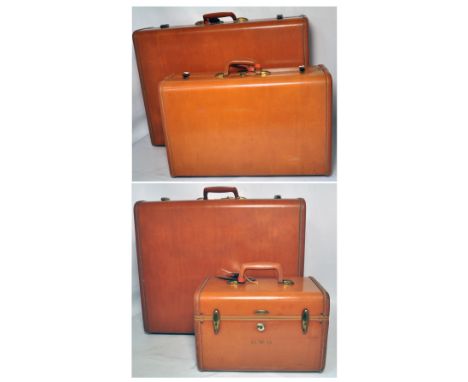 A vintage set of tan colour Samsonite luggage to include a vanity case and three suitcases of varying sizes (4).