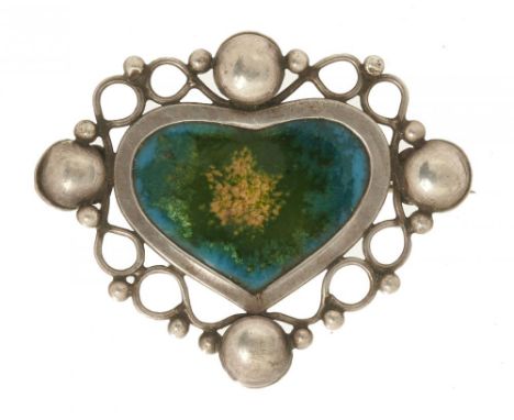 AN ENGLISH ARTS &amp; CRAFTS HEART SHAPED SILVER AND TRANSLUCENT ENAMEL BROOCH, C1905 5cm l, unmarked ++Good original conditi