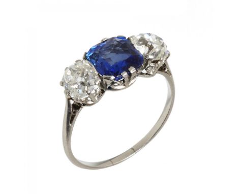 A SAPPHIRE AND DIAMOND RING,  EARLY 20TH C the old mine cut diamonds each of approx 0.8 ct, H/I colour, VS2 clarity, flanking