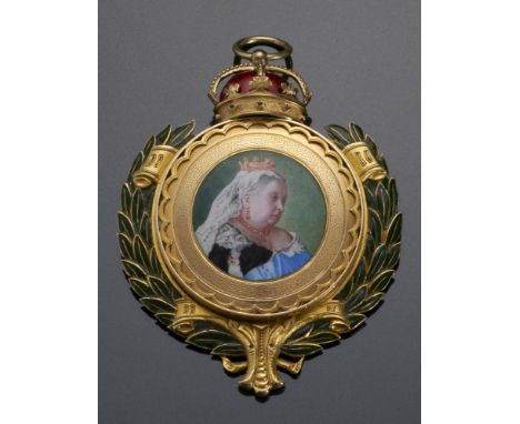 QUEEN VICTORIA.  A DIAMOND JUBILEE COMMEMORATIVE 18CT GOLD AND ENAMEL BADGE  the crown with red guilloche enamel cushion abov