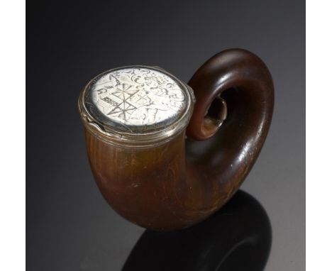 JACOBITE RELIC.  A SCOTTISH SILVER MOUNTED HORN SNUFF MULL, C1740  the lid engraved with crest, helm and shield of arms, mott