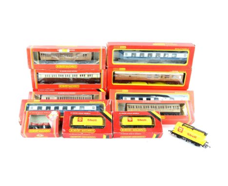 Hornby - 20+ 00 gauge carriages and rolling stock including R. 230 B.R. Pullman Car 'Golden Arrow', R. 746 LNER Brake Third C