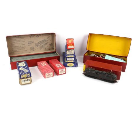 Hornby Dublo - large collection of 00 gauge locomotives, carriages, track and accessories including Duchess of Atholl 6231 lo