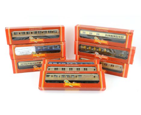 Hornby - 19 x 00 gauge carriages and rolling stock including R. 230 Pullman Golden Arrow, R. 139 'William Shaw' open wagon an