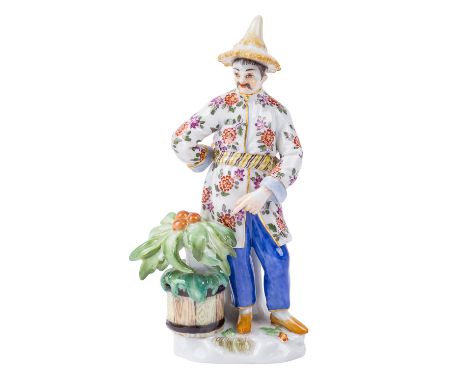 MEISSEN „Japaner mit Blumentopf“, 1. Wahl, 1986, Entwurf um 1750 Johann Joachim Kaendler, stehender Japaner mit exotischer Pf