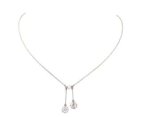 Feines Negligée Collier mit 2 Altschliffdiamanten zus. ca. 1,9 ct, ca. GW-GET (K-M)/VS-SI1 im Kissenschliff und 4 kleine Diam