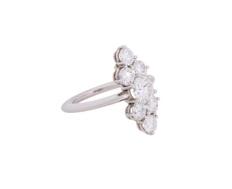Ring mit 7 Brillanten zus. ca. 2,52 ct, davon mittig 1x ca. 0,895 ct, ca. FW (F-G)/VS und 6x ca. 0,27 ct, ca. FW (F-G)/SI, Pl