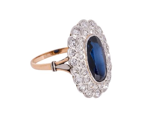 Ring mit synthetischem Saphir umrahmt von Diamanten zus. ca. 0,7 ct, niedere bis mittlere Farbe und Reinheit, GG 18K, Schause
