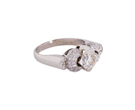 Ring mit zentralem Altschlffdiamant von ca. 1 ct, in leichter Kissenform, ca. GW (K-L)/SI1 und weitere Diamanten zus. ca. 0,5