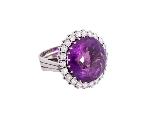 Ring mit großem Amethyst und Brillantkranz von zus. ca. 1,8 ct, ca. LGW (I-J)/VS-SI, tlw. mit Ausbrüchen, Amethyst rund facet