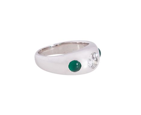 Bandring mit Altschliffdiamant ca. 0,5 ct und 2 Smaragdcabochons, Diamant ca. LGW-GW (J-K)/P3, WG 18K, 7,5 g, RW: 49, 1980-90