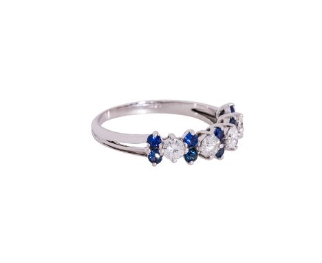Ring mit kleinen Saphiren und 4 Brillanten zus. ca. 0,4 ct, ca. LGW (I)/VS, WG 18K, 2,7 g, RW: 54, 20./21. Jh., Tragespuren.|
