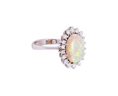 Ring mit ovalem Opal entouriert von Brillanten zus. ca. 0,7 ct, ca. LGW (J)/SI, WG 18K, 5,9 g, RW: ca. 54/55 mit Verkleinerun