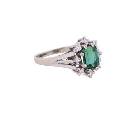 Ring mit Verdelith (Turmalin) von ca. 1,2 ct mit schönem Pleochroismus blaugrün/gelbgrün, Brillanten zus. ca. 0,24 ct, gute F