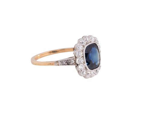 Ring mit Saphir ca. 1,2 ct umgeben von Altschliffdiamanten zus. ca. 0,5 ct, ca. LGW (I)/VS, seitlich 1 kl. Diamant ersetzt, b