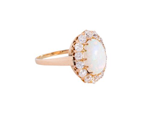 Ring mit Opal entouriert von Altschliffdiamanten zus. ca. 1,12 ct, gute Farbe und mittlere Reinheit, in schöner Karmoisierung