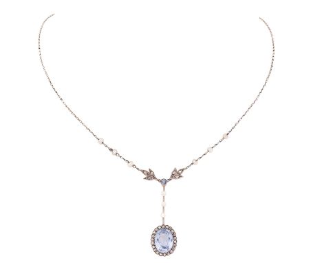 Zartes Collier mit hellblauem Saphir ca. 3,2 ct, Diamantrosen und Perlchen, Unterbau GG 14K, ansonsten Silber, 3,7 g, L: 42 c