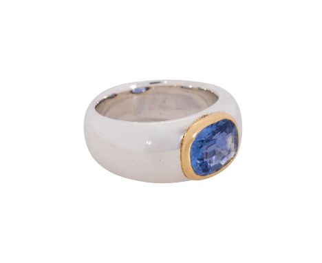 Ring mit hellblauem Saphir von ca. 2,8 ct, Ringschiene Silber, Fassung Gold, RW: 53, 11,9 gr, 20./21. Jh., leichte Tragespure