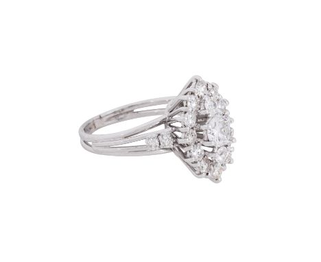 Ring mit Diamanten von zus. ca. 1,05 ct angeordnet in Navetteform, davon mittig 1 Brillant ca. 0,35 ct, ca. LGW (I)/SI2, weit