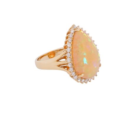 Ring mit Opaltropfen von ca. 11 ct entouriert von Brillanten zus. ca. 0,68 ct gute Farbe, niedere Reinheit, (alle Steingewich