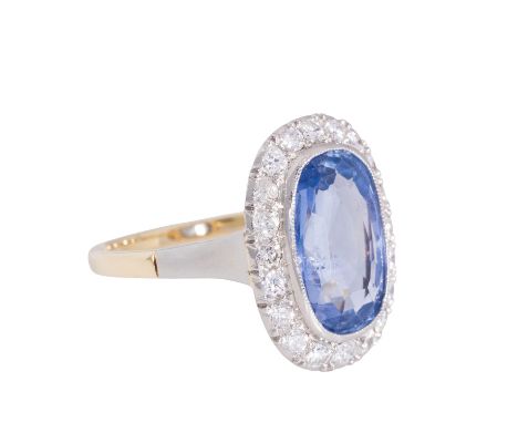Feiner Ring mit hellblauem Saphir entouriert von Altschliffdiamanten zus. ca. 0,3 ct, mittlere Farbe und Reinheit, Saphir im 