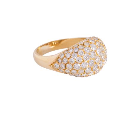 Ring mit Brillanten von zus. ca. 2 ct, ca. WEISS (H)/VS-P1, dichtes Brillantpavée im hochgewölbten Ringkopf, GG 18K, 6,6 g, R