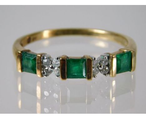 A 9ct gold ring set with emerald and diamond 2.2g size T