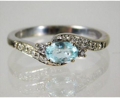 An 18ct white gold ring set with aqua and diamond 3.4g Size M/N